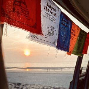 vanlife Gebetsfähnchen auf dem Ferropolis Festival